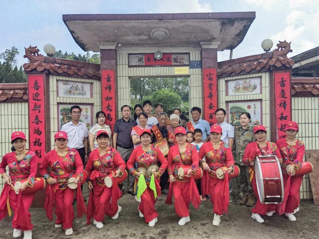 喜報敲鑼打鼓送到家！連城三等功+2！